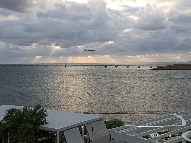 瀬長島に降りる飛行機